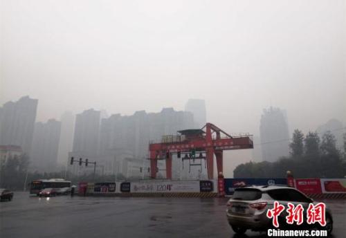 资料图：2017年11月7日，江西省南昌市空气污染指数持续超过200，达到重度污染。　王剑 摄